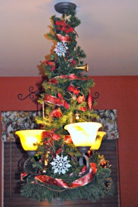 A festive chandelier Christmas decoration project from Pinterest.