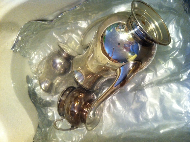 Polish tarnished silver with a tinfoil-lined sink and salt.